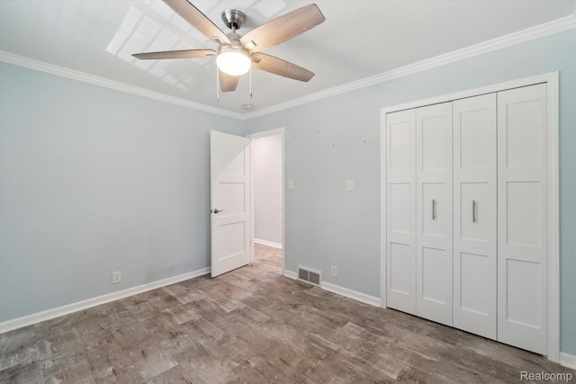 7262 Hatchery Rd, Waterford, MI 48327 - unfurnished bedroom featuring wood finished floors, ornamental molding, a closet, and ceiling fan