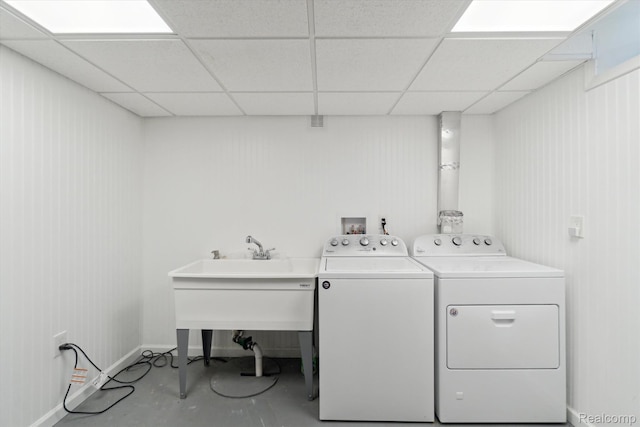 7262 Hatchery Rd, Waterford, MI 48327 - laundry area with washing machine and clothes dryer and baseboards