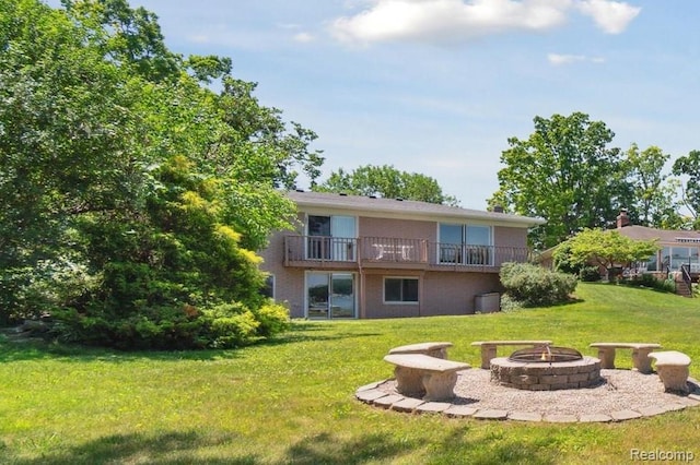 7262 Hatchery Rd, Waterford, MI 48327 - back of property featuring an outdoor fire pit, a yard, and a deck