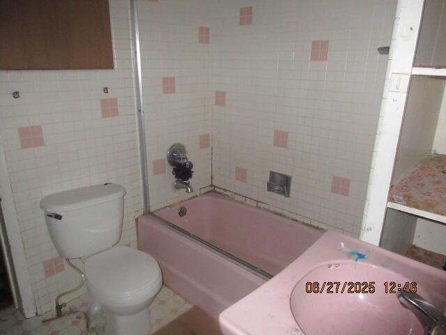 84 Somerset Ave, Battle Creek, MI 49037 - full bathroom with shower / washtub combination and tile walls