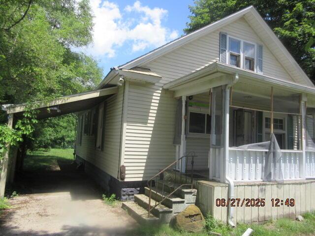84 Somerset Ave, Battle Creek, MI 49037 - bungalow-style home featuring an attached carport and a porch