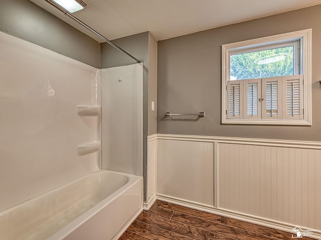 3375 Clinton Way, Jackson, MI 49201 - full bath featuring a wainscoted wall, wood finished floors, and bathing tub / shower combination