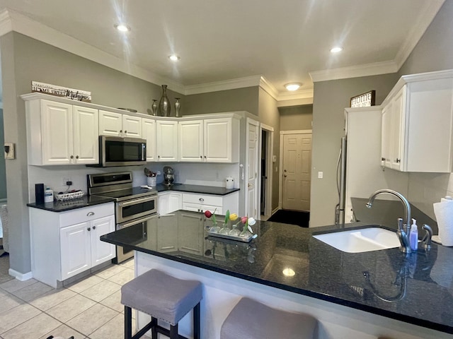 3643 Waterway Ct, Grass Lake, MI 49240 - kitchen featuring stainless steel appliances, white cabinetry, a peninsula, a breakfast bar, and crown molding