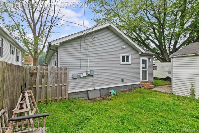 3277 9th St, Monroe, MI 48162 - back of house featuring entry steps