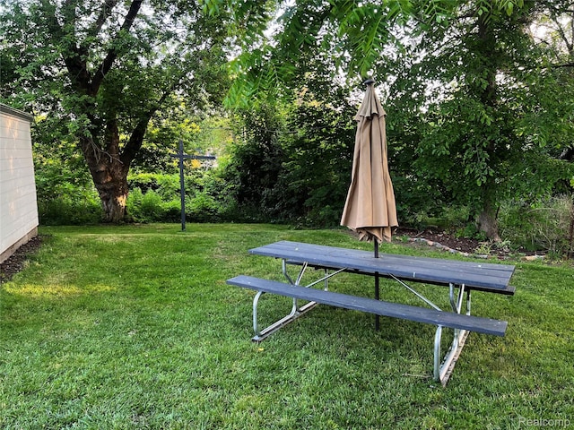 2613 Flushing Rd, Flushing, MI 48504 - view of grassy yard