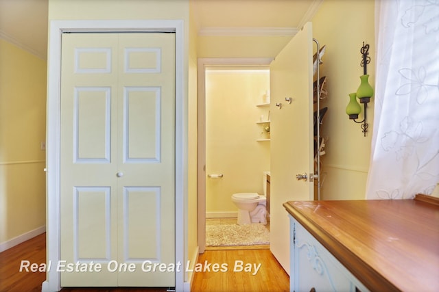 1360 Delta Dr, Saginaw, MI 48638 - bathroom featuring crown molding and wood finished floors