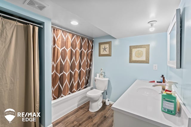 7226 Junction Rd, Frankenmuth, MI 48722 - bathroom with wood finished floors, vanity, shower / tub combo with curtain, and recessed lighting