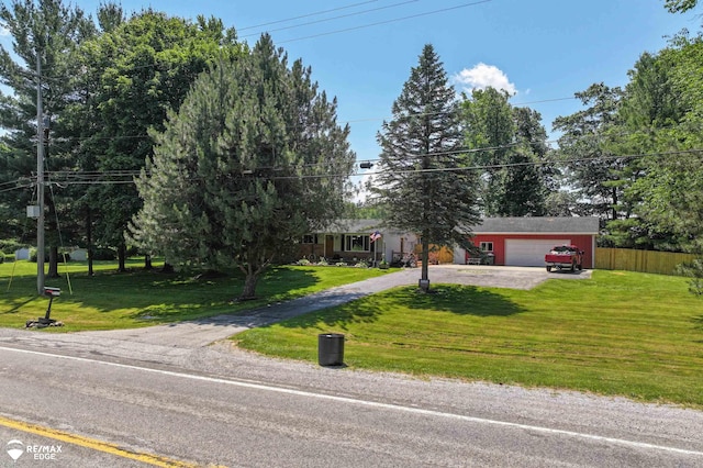 7226 Junction Rd, Frankenmuth, MI 48722 - view of front facade featuring dirt driveway and a garage