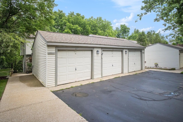 3841 Greenleaf Cir, Kalamazoo, MI 49008 - view of garage