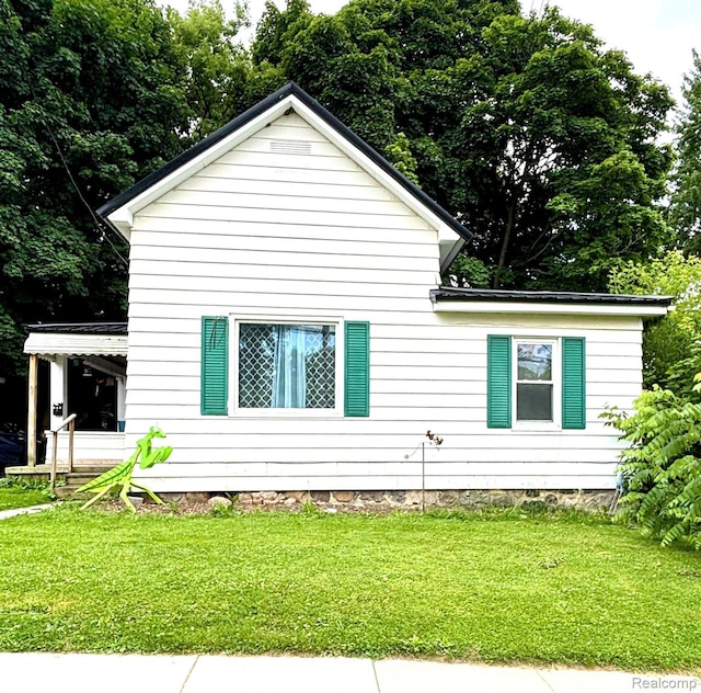 104 Park Ave, Yale, MI 48097 - view of home's exterior with a lawn