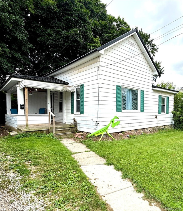 104 Park Ave, Yale, MI 48097 - view of front of property featuring a porch and a front yard