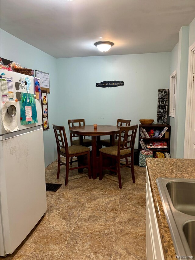 104 Park Ave, Yale, MI 48097 - view of dining space