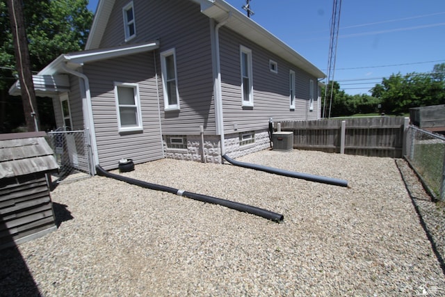 6257 E Dunbar Rd, Monroe, MI 48161 - view of side of home featuring a fenced backyard and a central air condition unit