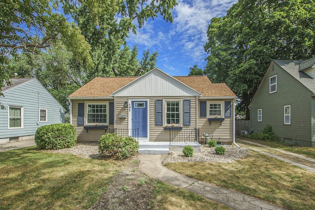185 W 21st St, Holland, MI 49423 - bungalow-style home with a front lawn and roof with shingles