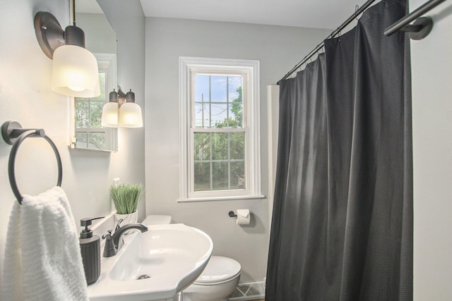 185 W 21st St, Holland, MI 49423 - bathroom featuring toilet and a shower with curtain