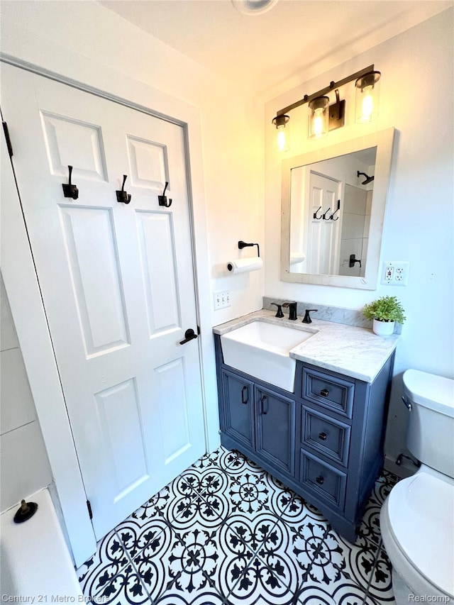 2122 Pierce St, Flint, MI 48503 - full bath featuring vanity, tile patterned floors, and a shower with curtain