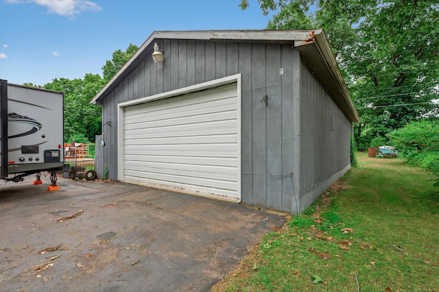 70661 Dennis Dr, Niles, MI 49120 - detached garage with asphalt driveway