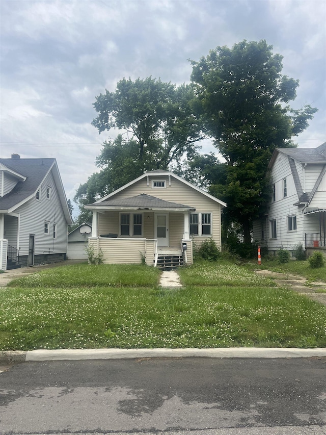 521 E Marengo Ave, Flint, MI 48505 - view of front facade with a porch and a front lawn