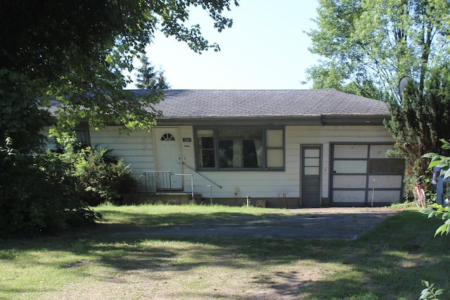 2582 Vista Lake Dr, Benton Harbor, MI 49022 - ranch-style home featuring driveway, a front lawn, a shingled roof, and an attached garage