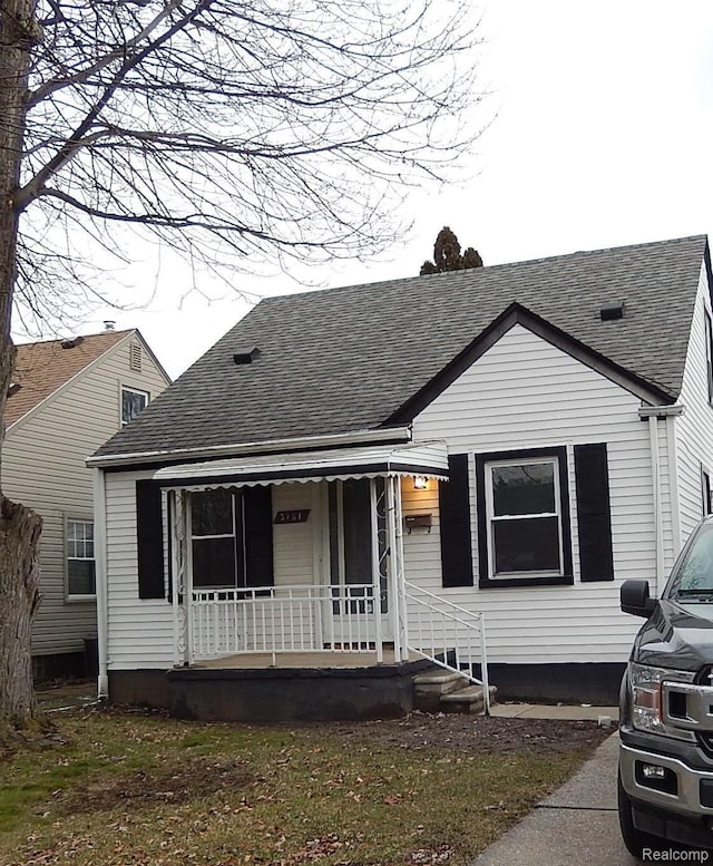 3161 Fort Park Blvd, Lincoln Park, MI 48146 - bungalow-style house featuring a porch and a shingled roof