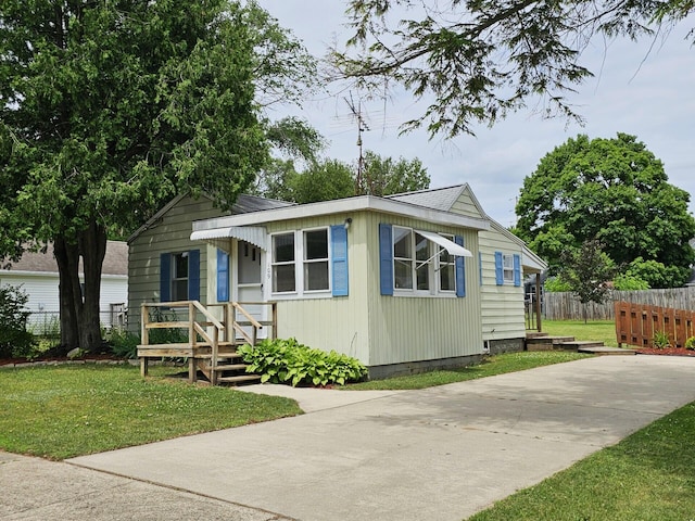 109 W Woodrow St, Fremont, MI 49412 - view of front of home with driveway