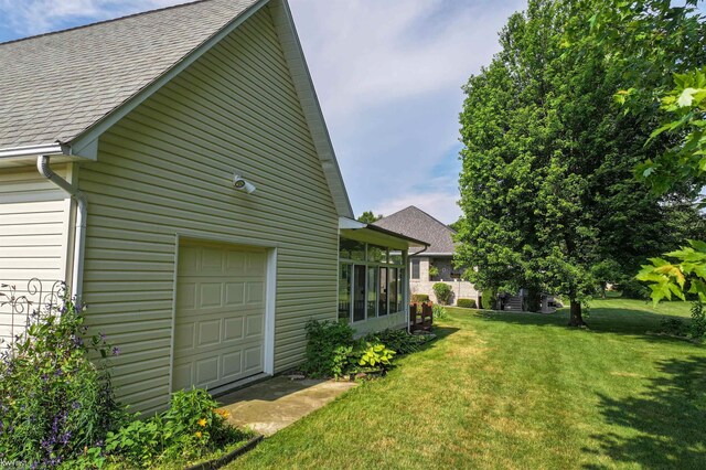 5130 Highpoint Dr, Swartz Creek, MI 48473 - view of green lawn with a garage