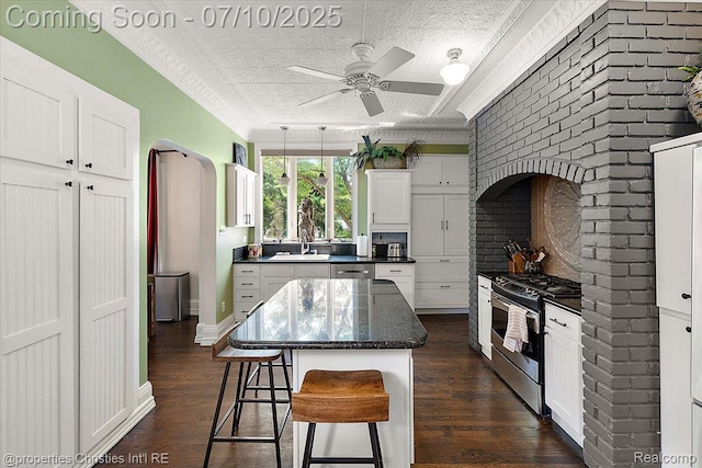 777 Kensington Ln, Bloomfield Hills, MI 48304 - kitchen with stainless steel appliances, ceiling fan, dark wood-style floors, a breakfast bar area, and white cabinetry