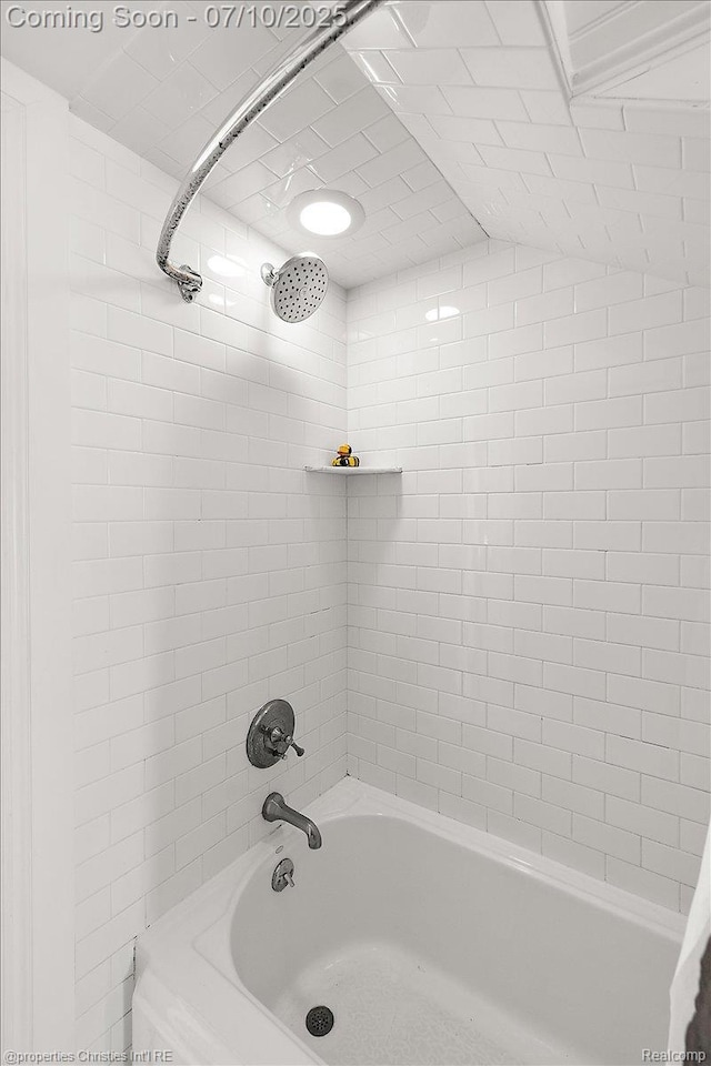 777 Kensington Ln, Bloomfield Hills, MI 48304 - bathroom featuring shower / tub combination