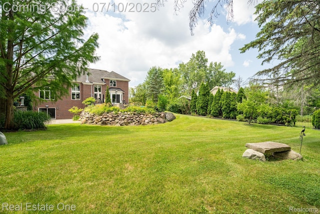 6120 Evanswood Rd, Troy, MI 48085 - view of grassy yard