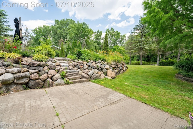 6120 Evanswood Rd, Troy, MI 48085 - view of grassy yard featuring a patio area