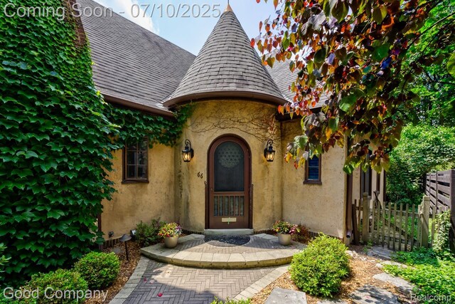 66 Oakdale Blvd, Pleasant Ridge, MI 48069 - entrance to property featuring stucco siding and roof with shingles