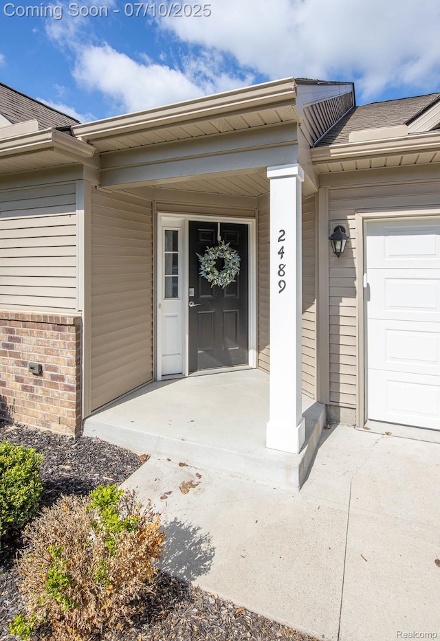2489 Hatchery Crossing Dr, Waterford, MI 48329 - doorway to property featuring brick siding, a porch, and roof with shingles