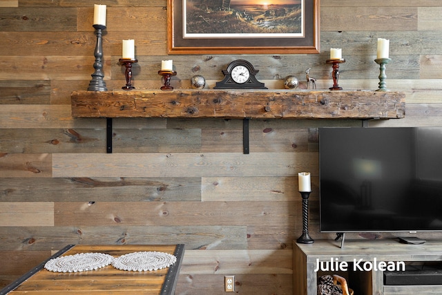 930 Washington Ave Unit 5C, Muskegon, MI 49441 - detailed view of wood walls