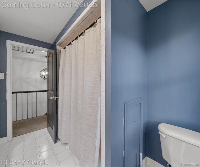 25067 Skye Dr, Farmington Hills, MI 48336 - bathroom featuring toilet and a shower with curtain