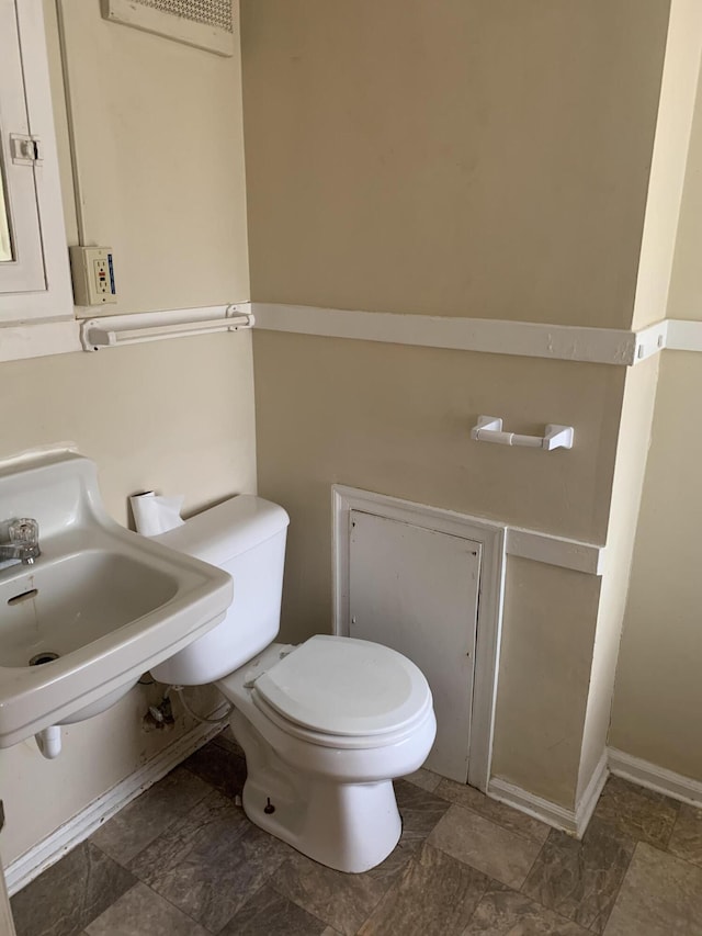 417 Oak St, Kalamazoo, MI 49007 - bathroom featuring toilet