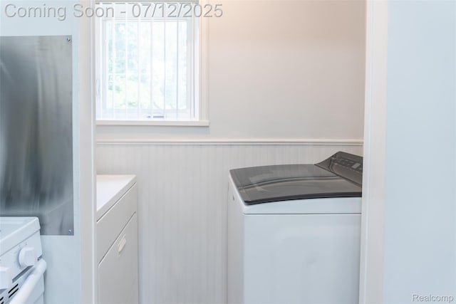 14778 Harrison St, Livonia, MI 48154 - laundry area featuring washing machine and clothes dryer and wainscoting