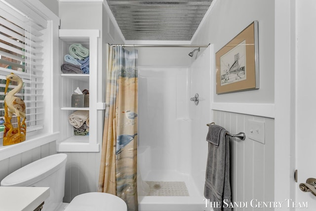 13400 Ravine View Dr, Grand Haven, MI 49417 - bathroom featuring a shower with shower curtain