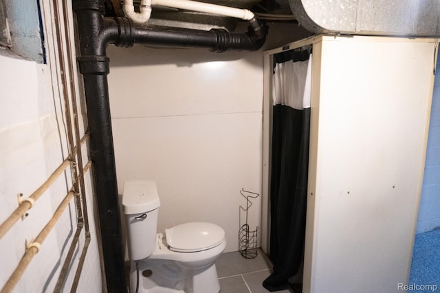 4410 Brunswick Ave, Flint, MI 48507 - bathroom with tile patterned flooring and a shower with curtain