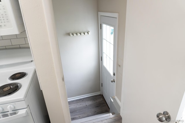 4410 Brunswick Ave, Flint, MI 48507 - laundry area featuring wood finished floors and baseboards