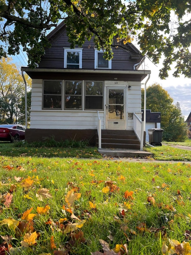 611 Steward Ave, Jackson, MI 49202 - bungalow-style house with a front lawn