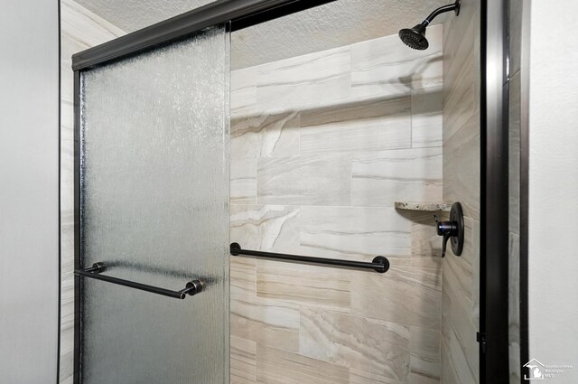 7369 Apple Grove Ln, Temperance, MI 48182 - full bath featuring a shower stall