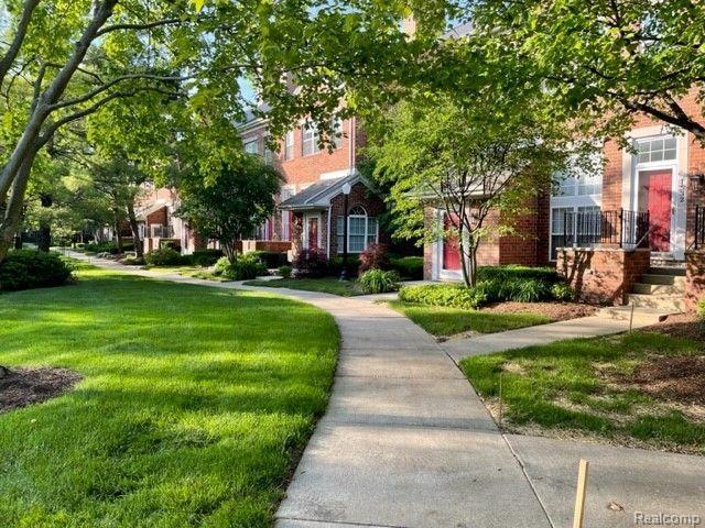 1530 Maryland Club Dr, Royal Oak, MI 48067 - view of front of home featuring a front yard