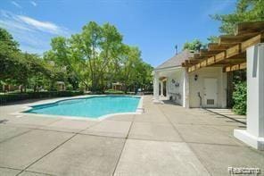 1530 Maryland Club Dr, Royal Oak, MI 48067 - outdoor pool with a patio