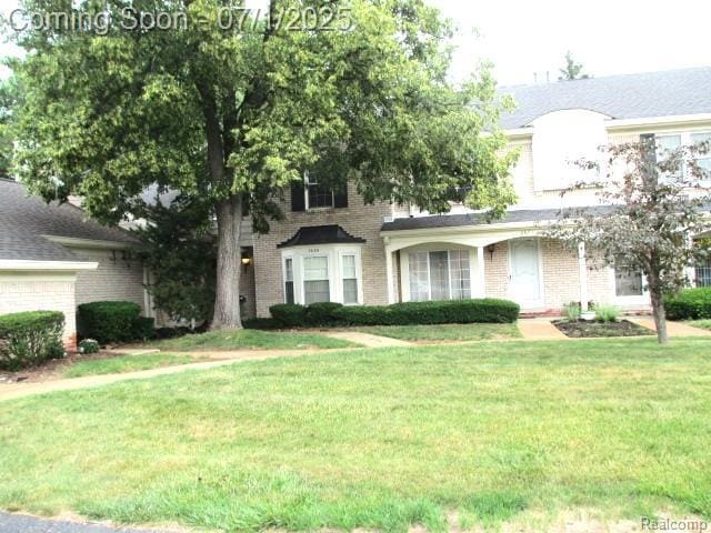 2667 Williamsburg Cir, Auburn Hills, MI 48326 - view of front of property featuring brick siding and a front lawn