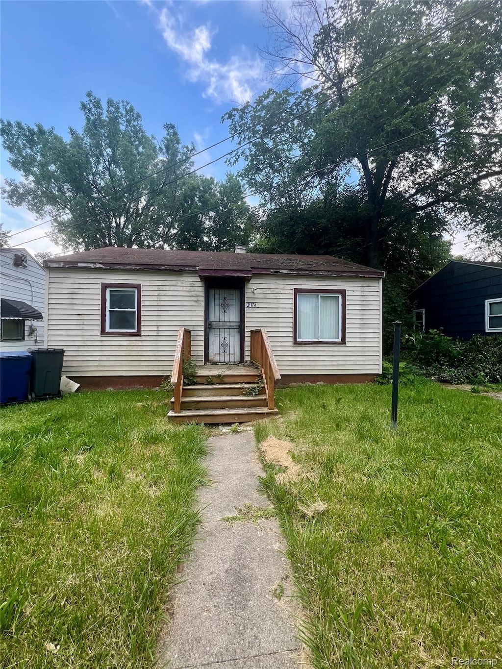 1218 E Piper Ave, Flint, MI 48505 - manufactured / mobile home with a front yard