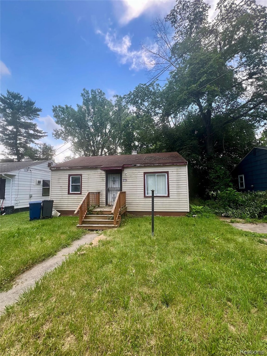 1218 E Piper Ave, Flint, MI 48505 - manufactured / mobile home featuring a front lawn