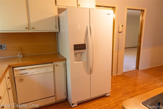 25640 Grand Concourse St, Southfield, MI 48075 - kitchen with white appliances and light wood finished floors