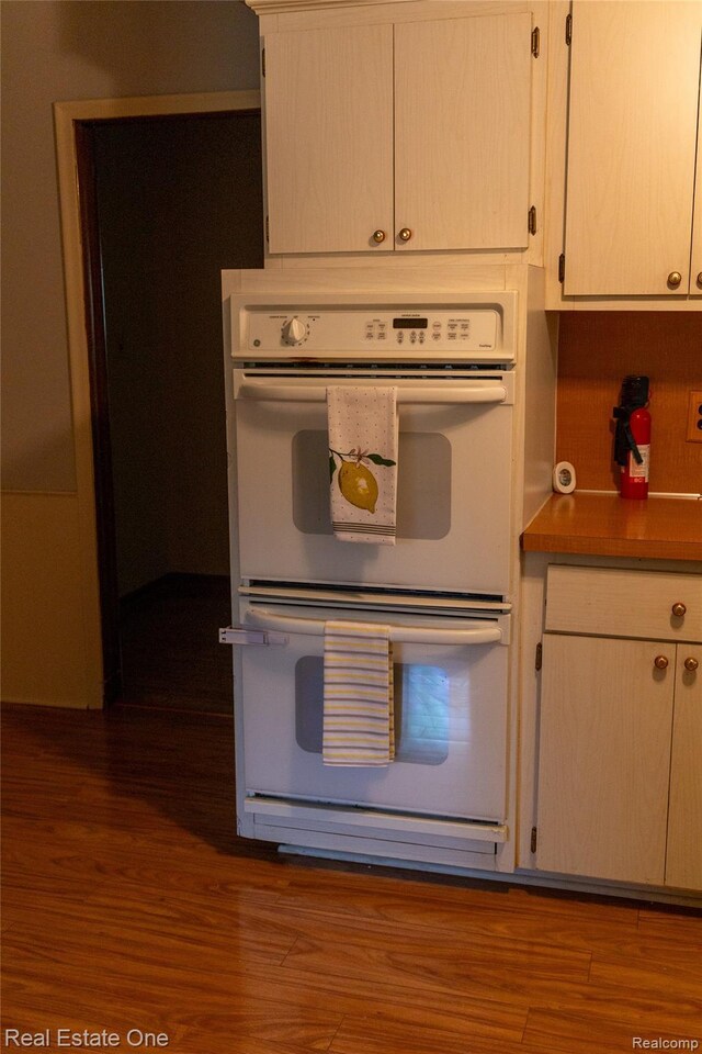 25640 Grand Concourse St, Southfield, MI 48075 - kitchen with double oven and wood finished floors