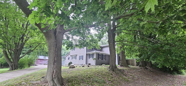 585 Robinson Rd, Jackson, MI 49203 - photo 2