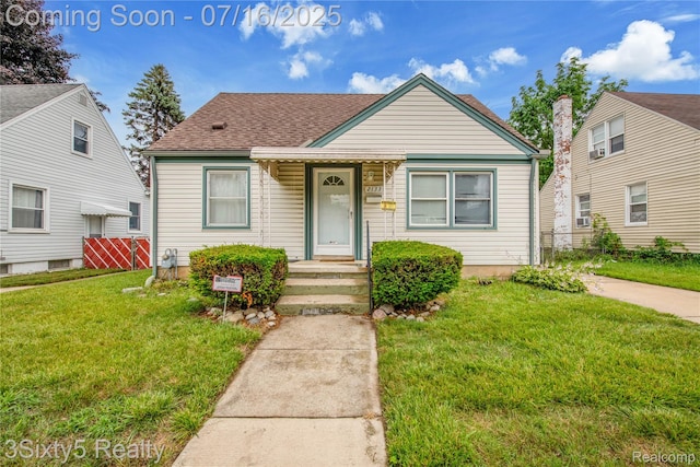 2133 Bailey St, Dearborn, MI 48124 - bungalow-style house with a front lawn and roof with shingles
